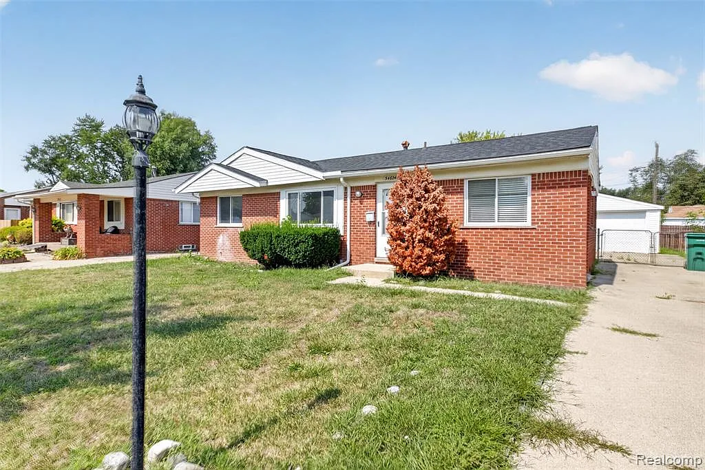 3 bed, 1.5 bath, 1008 sqft, $1,800 — Photo 2