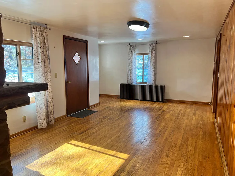 160 Pleasant Valley Rd — Photo 4