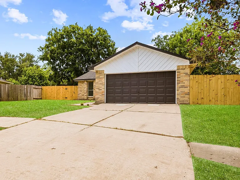 7310 Londres Dr — Photo 1