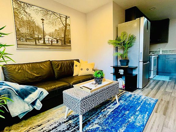 2nd image of 1051 Columbus Dr #2