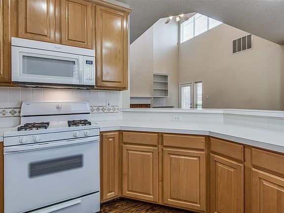 4th image of 1665 Castle Rock Dr