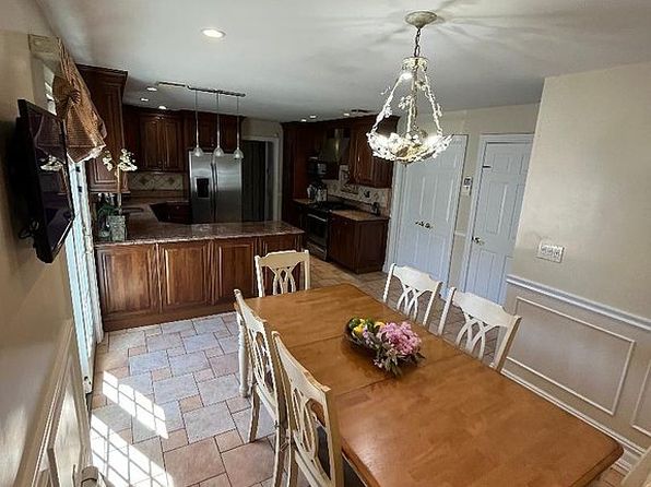 30 Knoll Ln, Glen Head, NY 11545