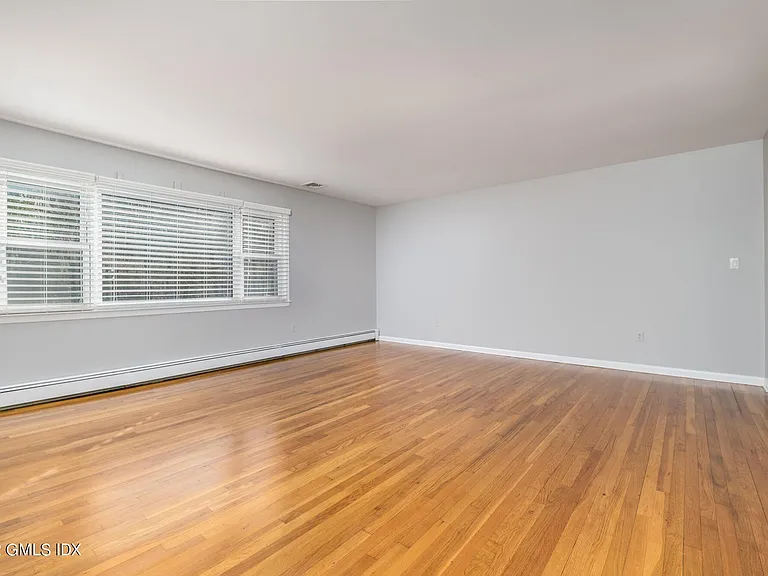 Spacious living room w/hardwood flooring