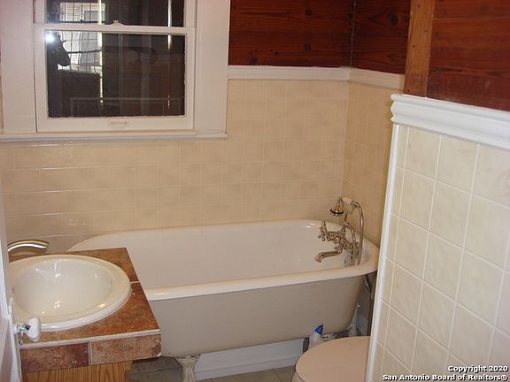 2nd image of 1115 E Quincy St