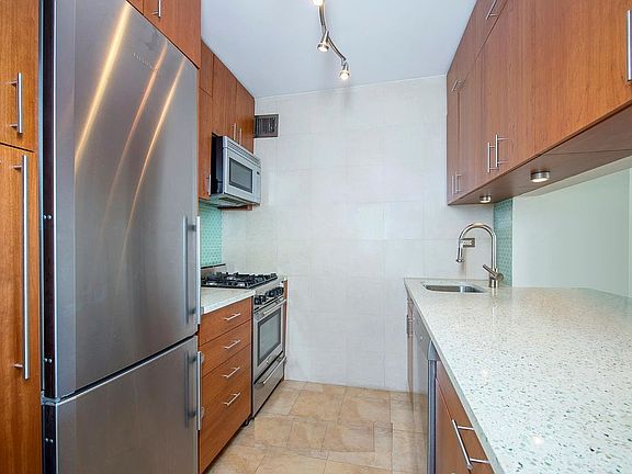 3rd image of 30 W 61st St APT 26E