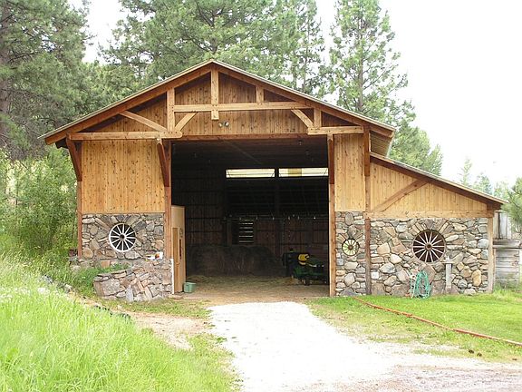 5-stall barn w/tack room & hay Storage