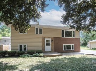 8705 Hillcrest Ave, Crystal Lake, IL 60014