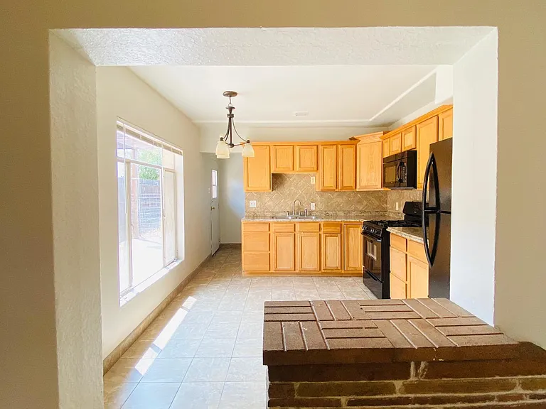 827 N San Pedro St — Photo 16