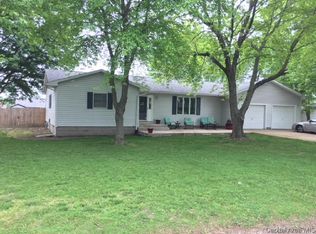 2420 E Lake Shore Dr, Taylorville, IL 62568