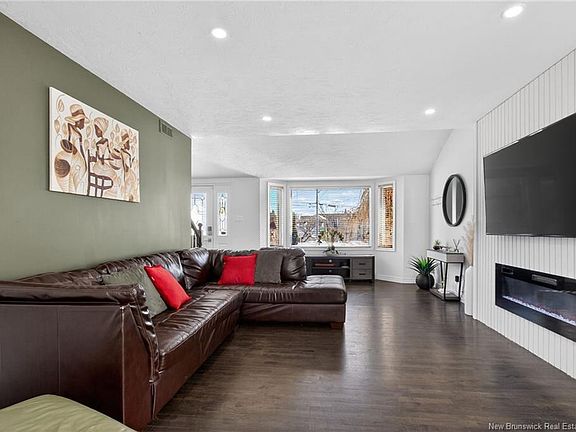 5th image of 141 Gaspe St