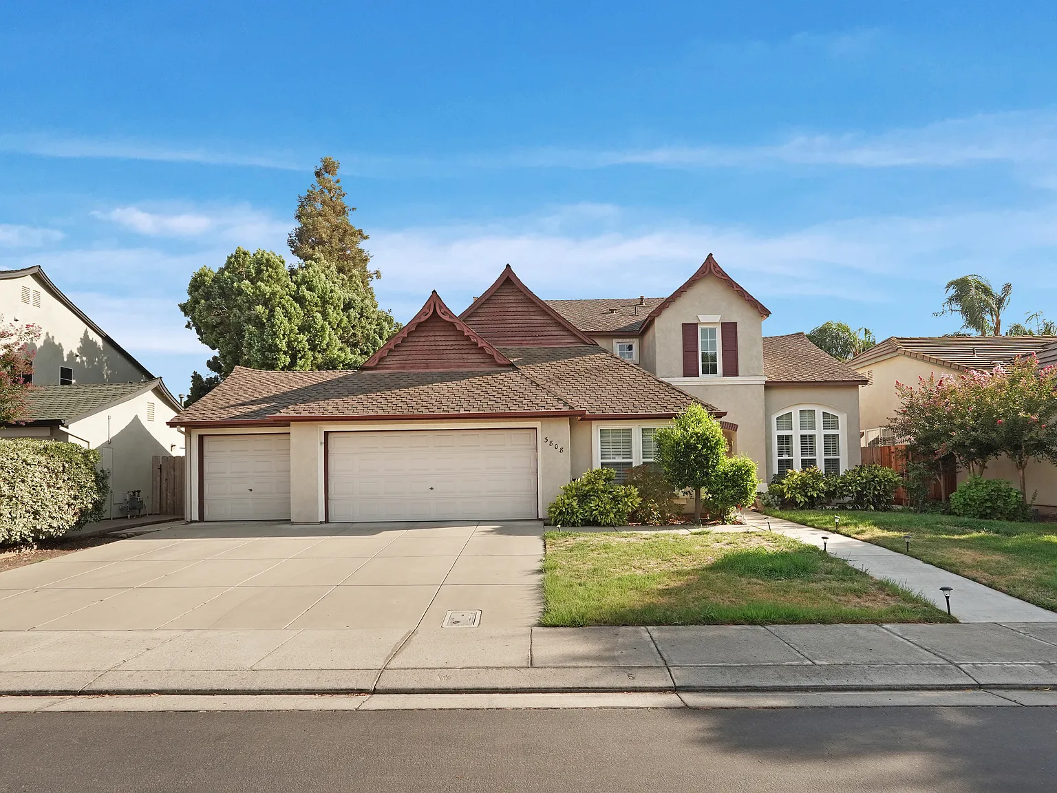 5 bed, 2233 sqft, $3,175 — Photo 2
