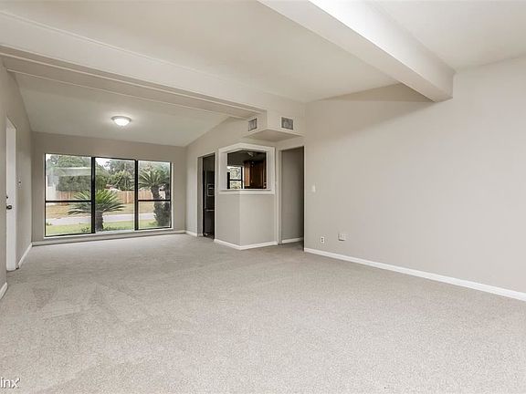 5th image of 105 W Woodland Dr