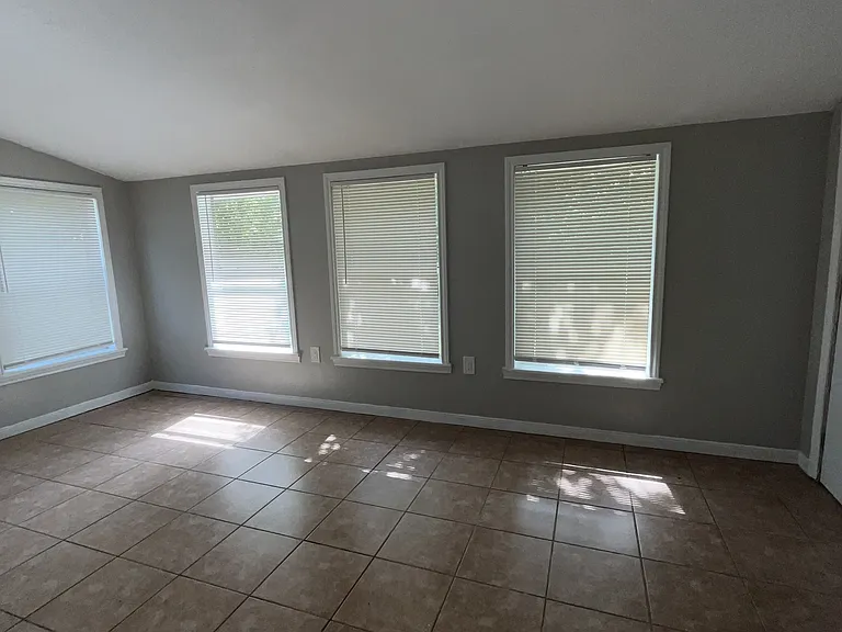 710 Patton Dr — Photo 2