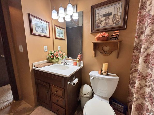 3045 4th St APT 12, Moline, IL 61265