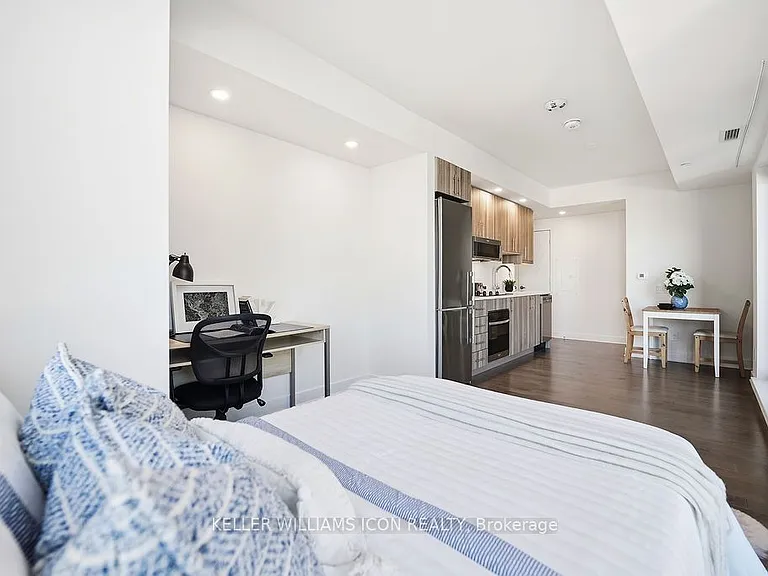 180 George St #1002 — Photo 20