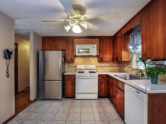 4th image of 104 Ponderosa Dr