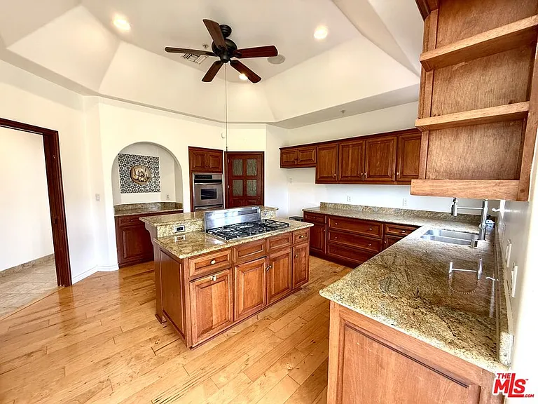 10827 Pacific View Dr — Photo 19