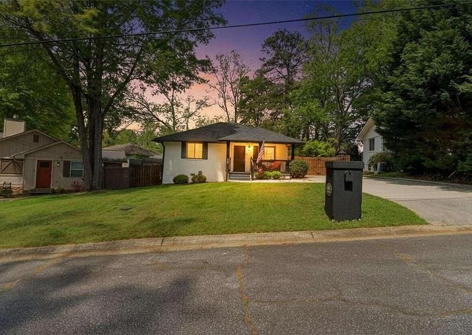 1st image of 823 Frances Dr SE
