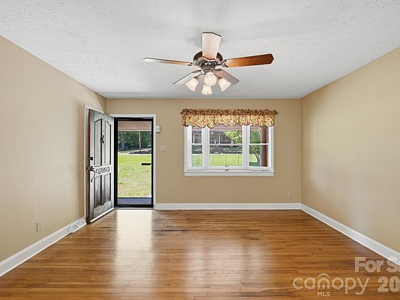 3rd image of 624 Patricia Ave