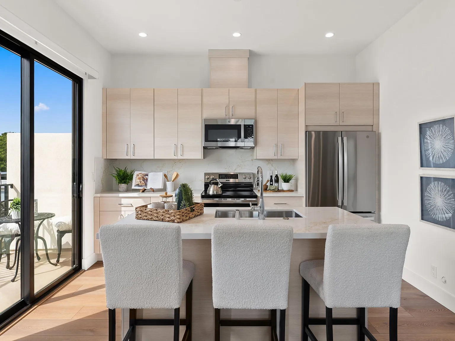 2 bed, 749 sqft, $3,050 — Photo 4