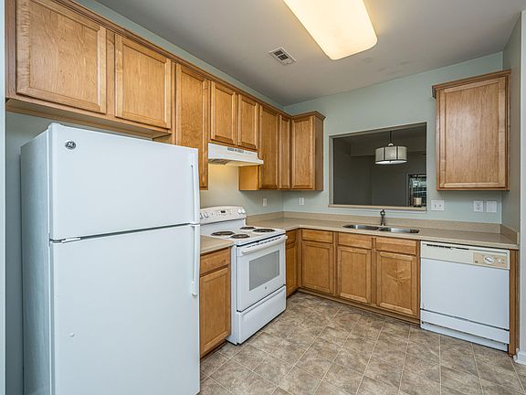 3rd image of 202 Twin Tree Dr