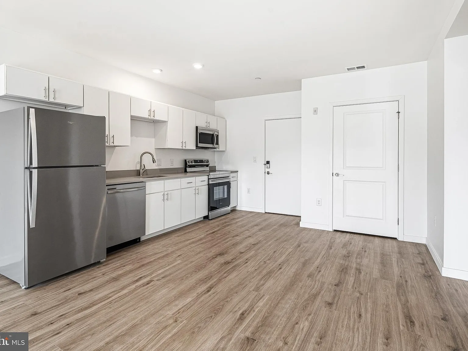 1 bed, 598 sqft, $1,707 — Photo 3