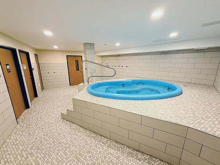 Kensington Place Apartments Hot Tub and Sauna