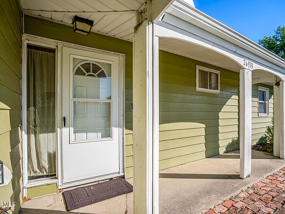 4th image of 26933 Whiteside Dr