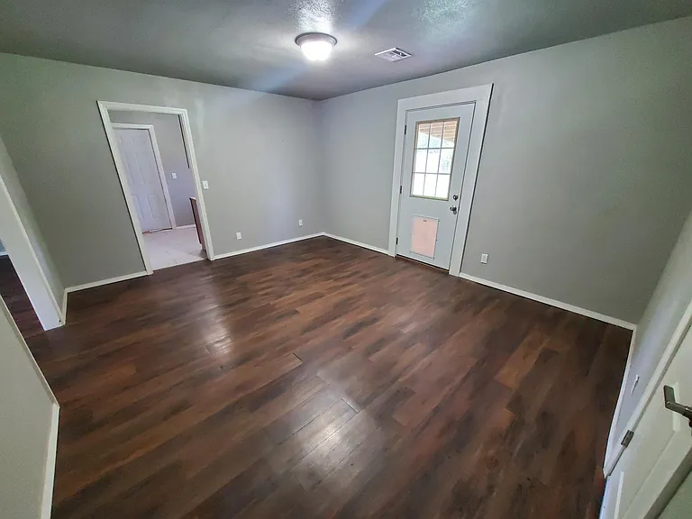 1109 S Date Ave — Photo 4