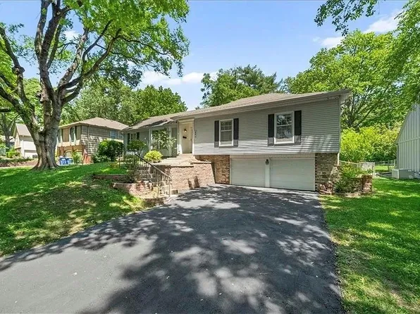 9947 Ballentine St, Overland Park, KS 66214