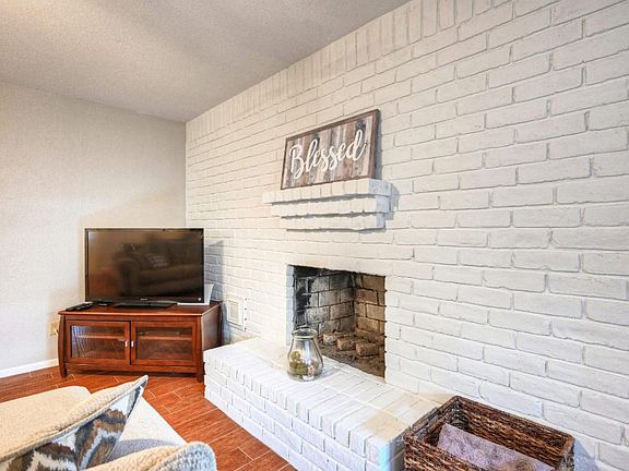 5th image of 15814 Hickory Knoll Dr