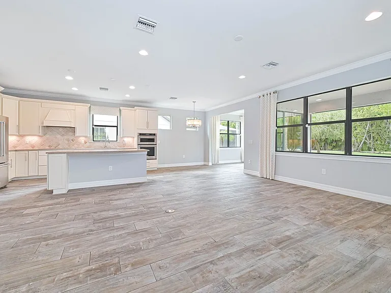 14589 Laguna Dr — Photo 9