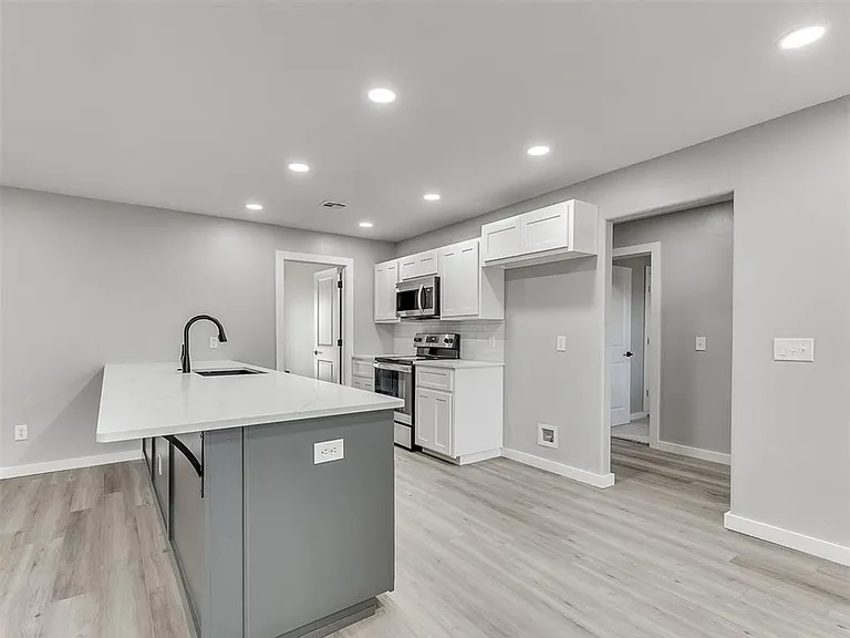 6917 Woodridge Ave — Photo 12