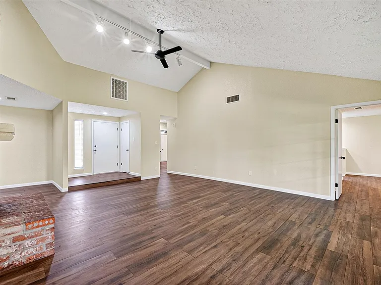 711 Leicester Ln — Photo 12