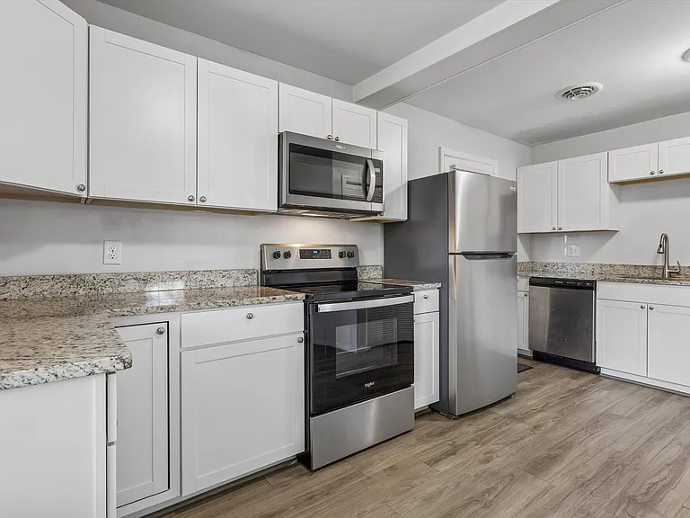 624 Sterling St — Photo 12