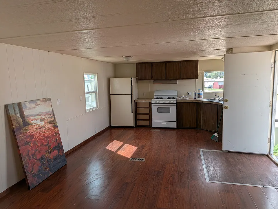 large dining room just off the large livingroom. kitchen has extra pantry space and professional cleaning