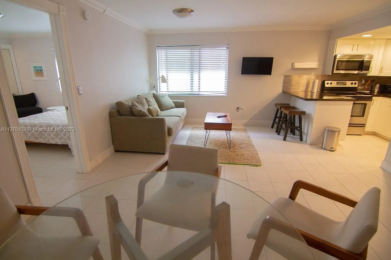 Hibiscus South Condo — Photo 1