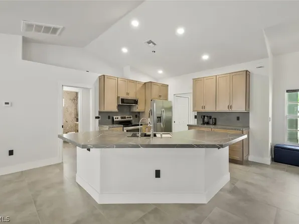 2200 NE 9th Ave, Cape Coral, FL 33909