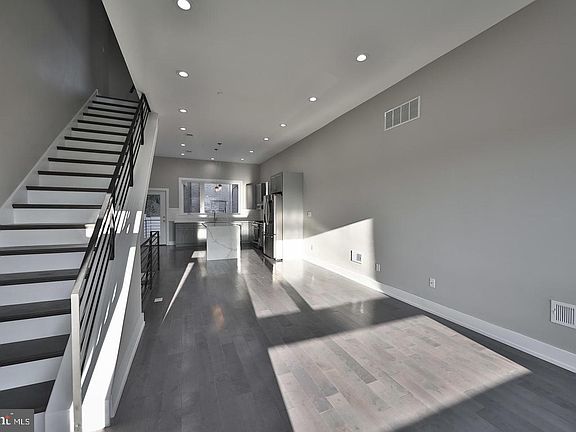 3rd image of 1123 N Hancock St