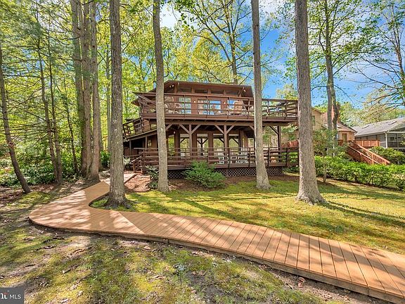 Known as the "Tree House" just says  Lake House