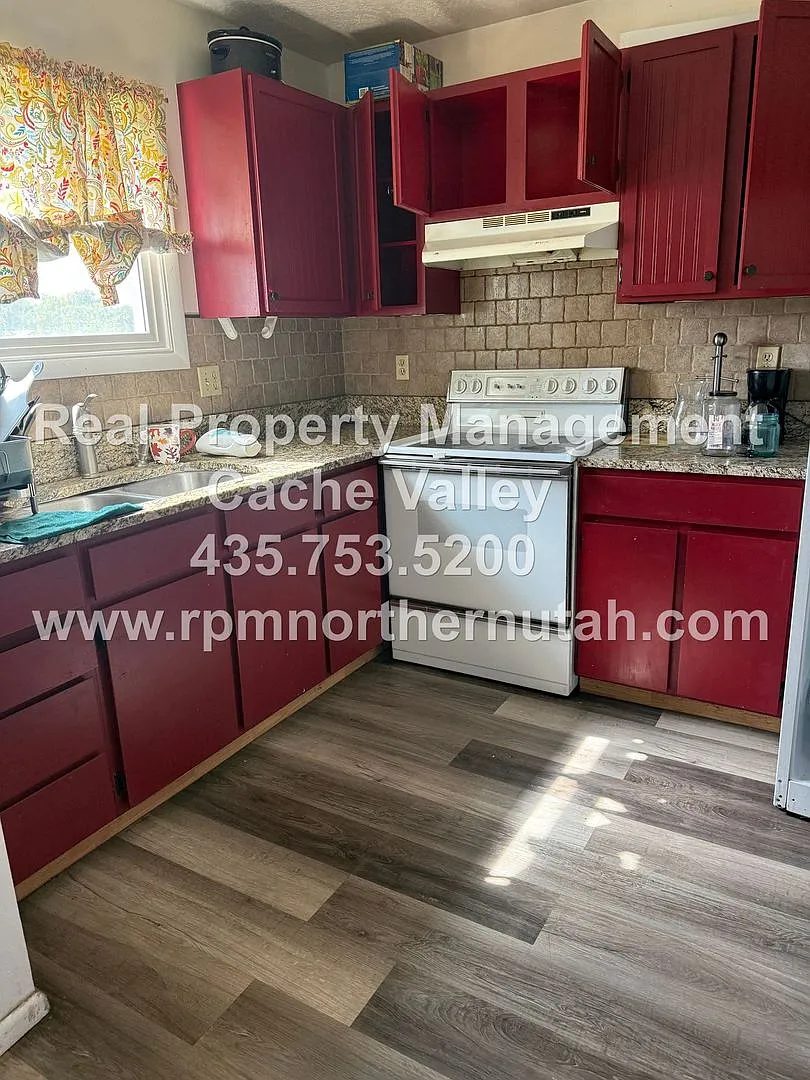 Great House Available in Hyrum! Minutes from JBS and Hyrum Dam! — Photo 2
