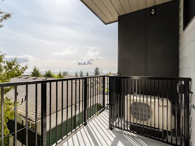 2762 Lonsdale Ave — Photo 59