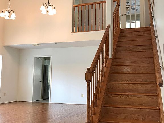 3rd image of 16342 Chimneystone Dr