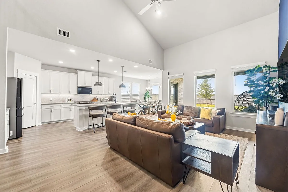 4 bed, 4.0 bath, 3044 sqft, $3,750 — Photo 3