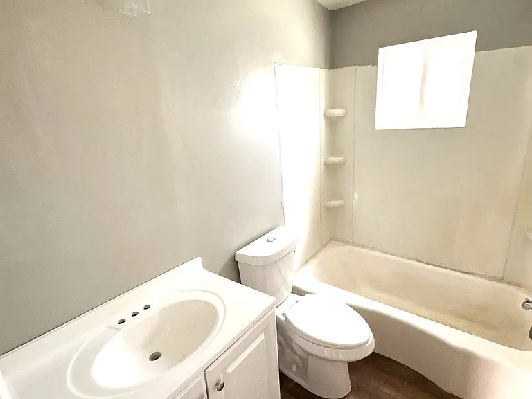 329 N College St — Photo 3