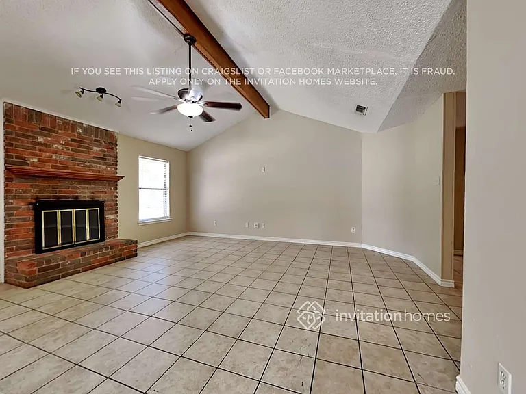 2512 Bayberry Ln — Photo 4