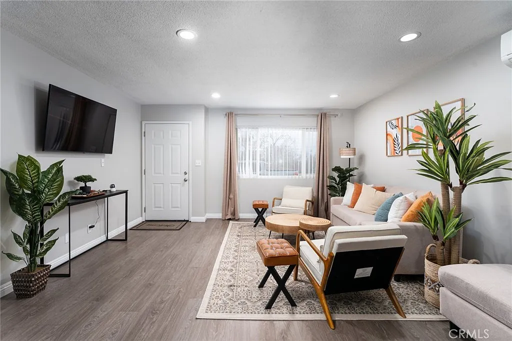 3 bed, 1080 sqft, $4,500 — Photo 4