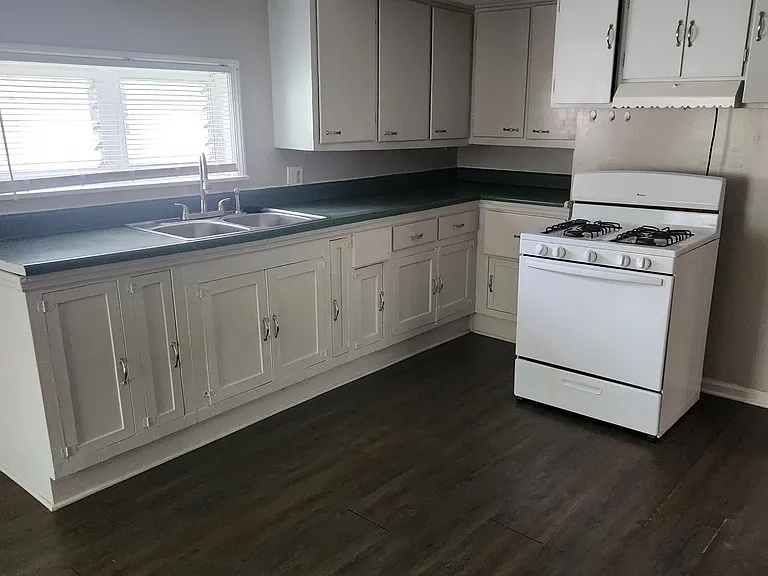 2608 N Elsas Ave — Photo 2