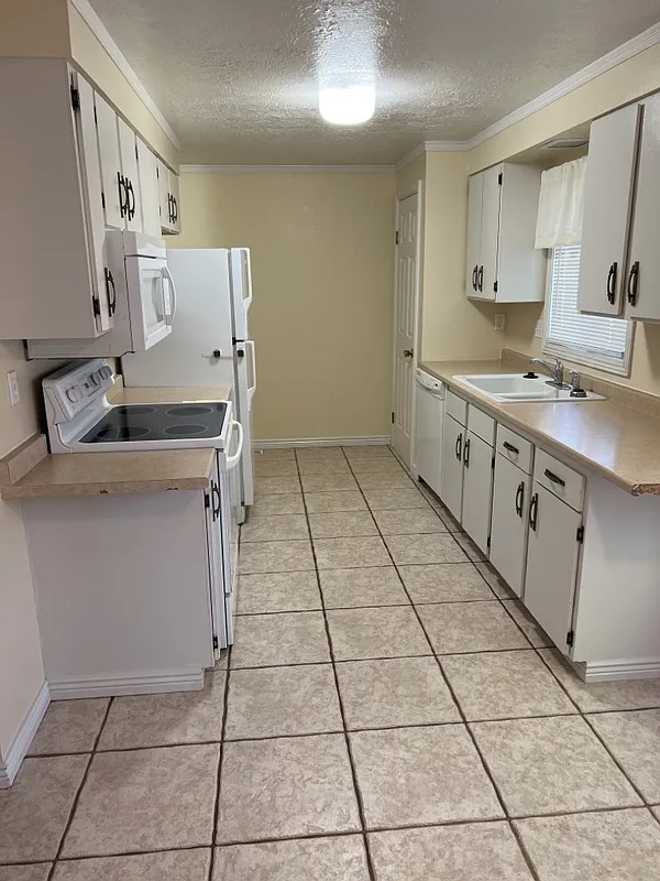 4 bed, 2.0 bath, 1862 sqft, $1,650 — Photo 3