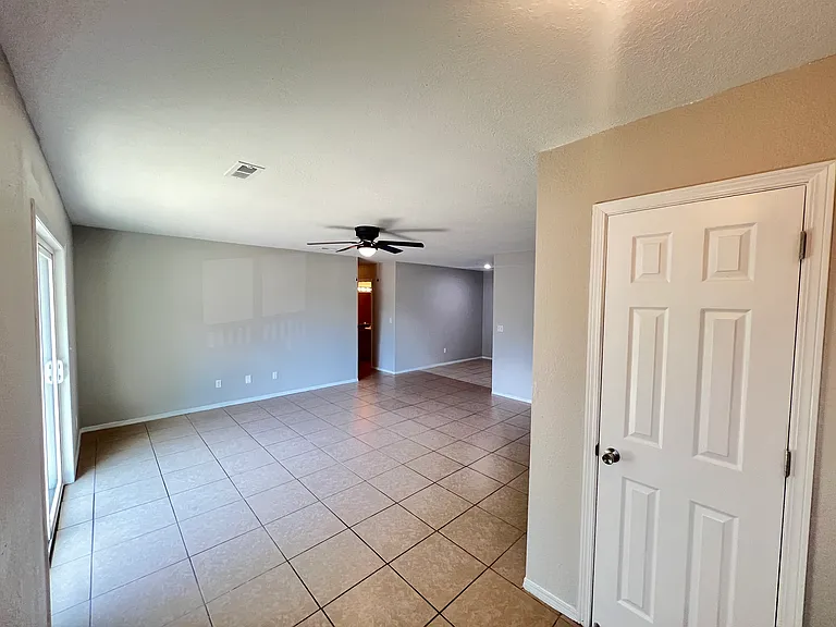 823 N Lola Ln — Photo 4